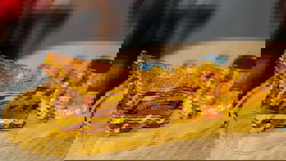 სენდვიჩი ბეკონით და ყველით